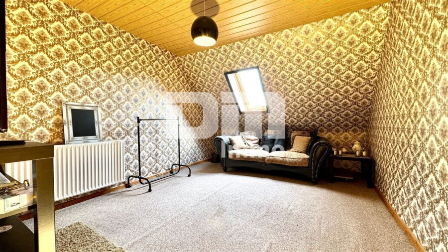 Schönes 1 - 2 Familienhaus mit riesigem Grundstück, Doppelgarage und umfangreichen Nutzflächen - OG / DG Schlafzimmer WE2